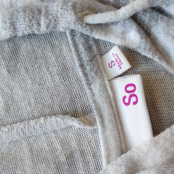 ✨ 5/$20 Lightweight hooded sweater - Picture 2 of 3